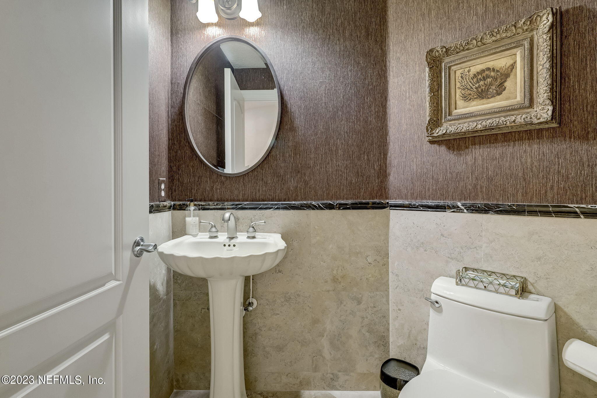 405 1ST Street S, 211