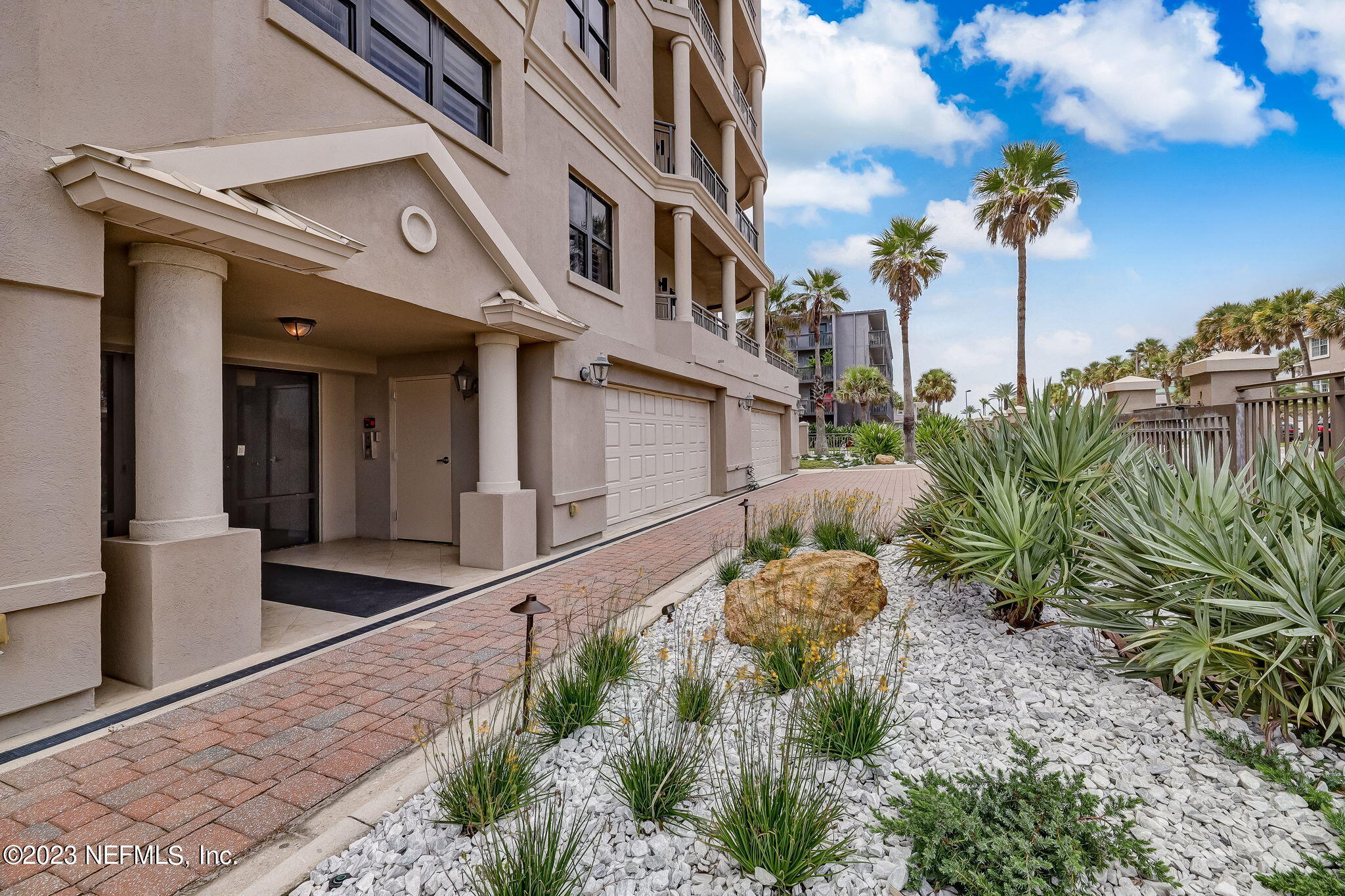 405 1ST Street S, 211