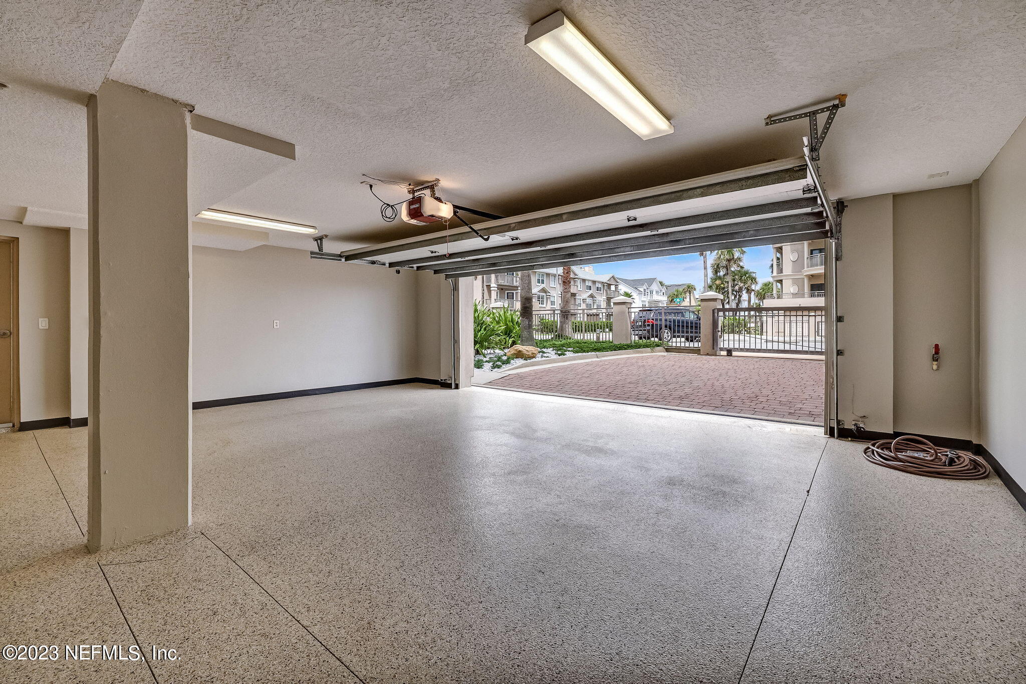 405 1ST Street S, 211