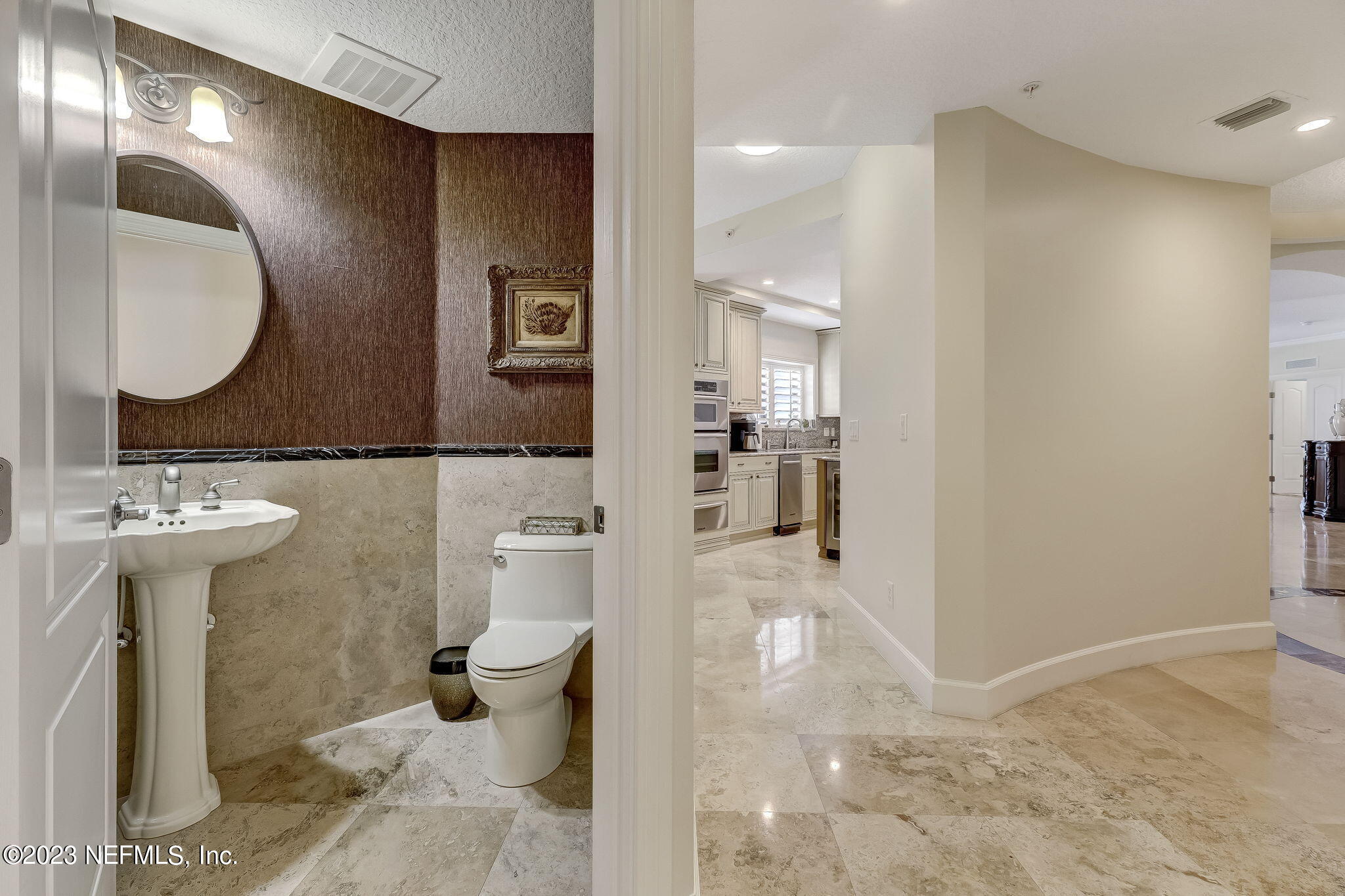 405 1ST Street S, 211