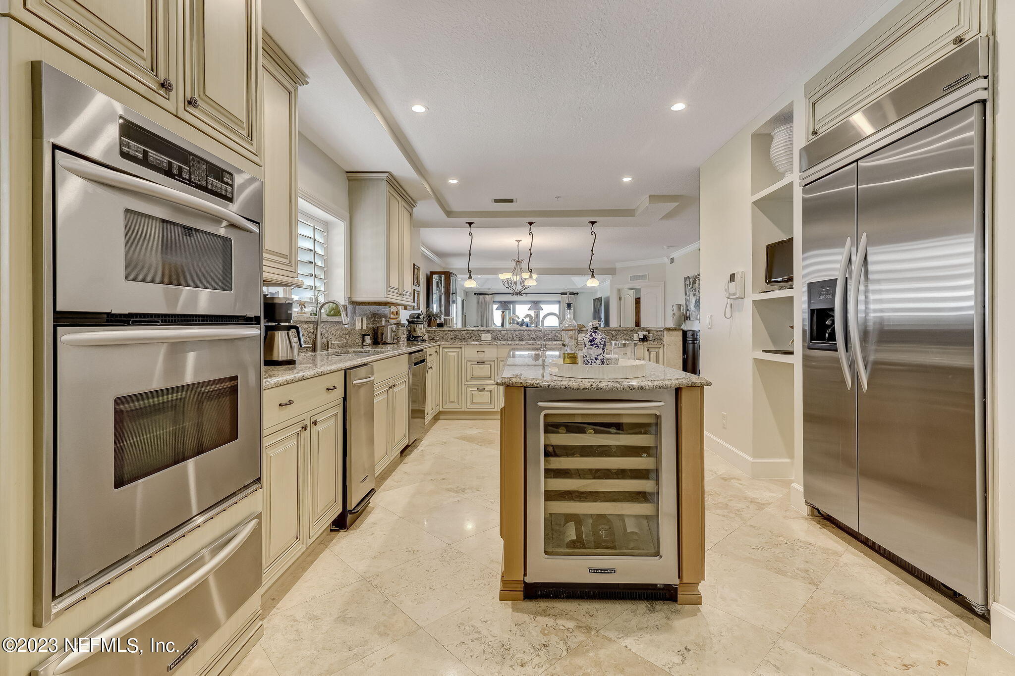 405 1ST Street S, 211