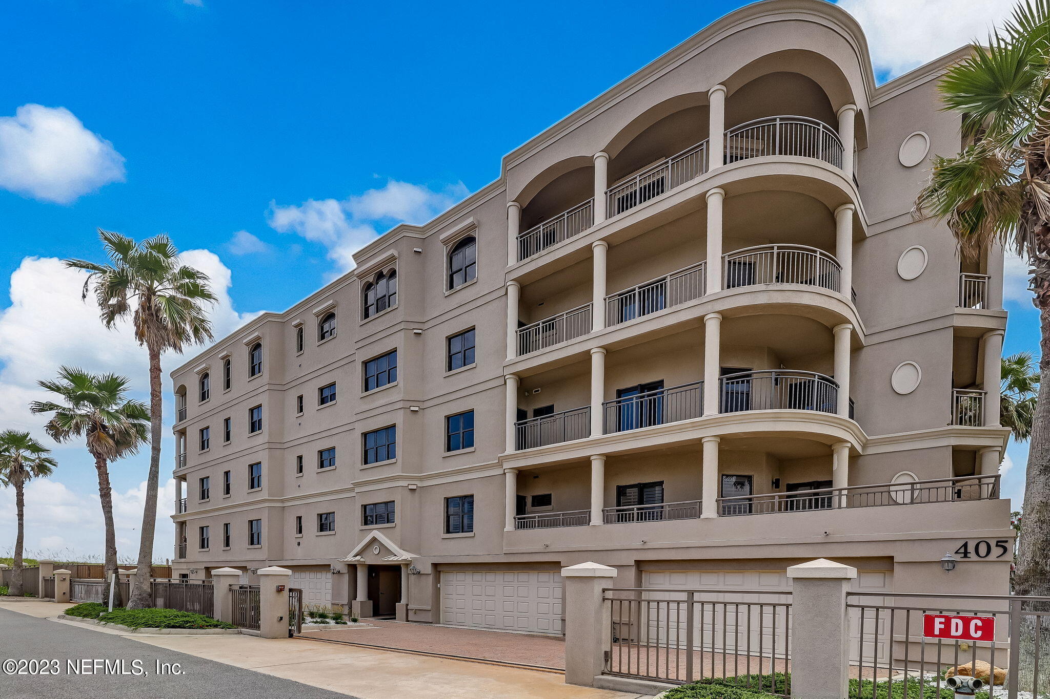 405 1ST Street S, 211