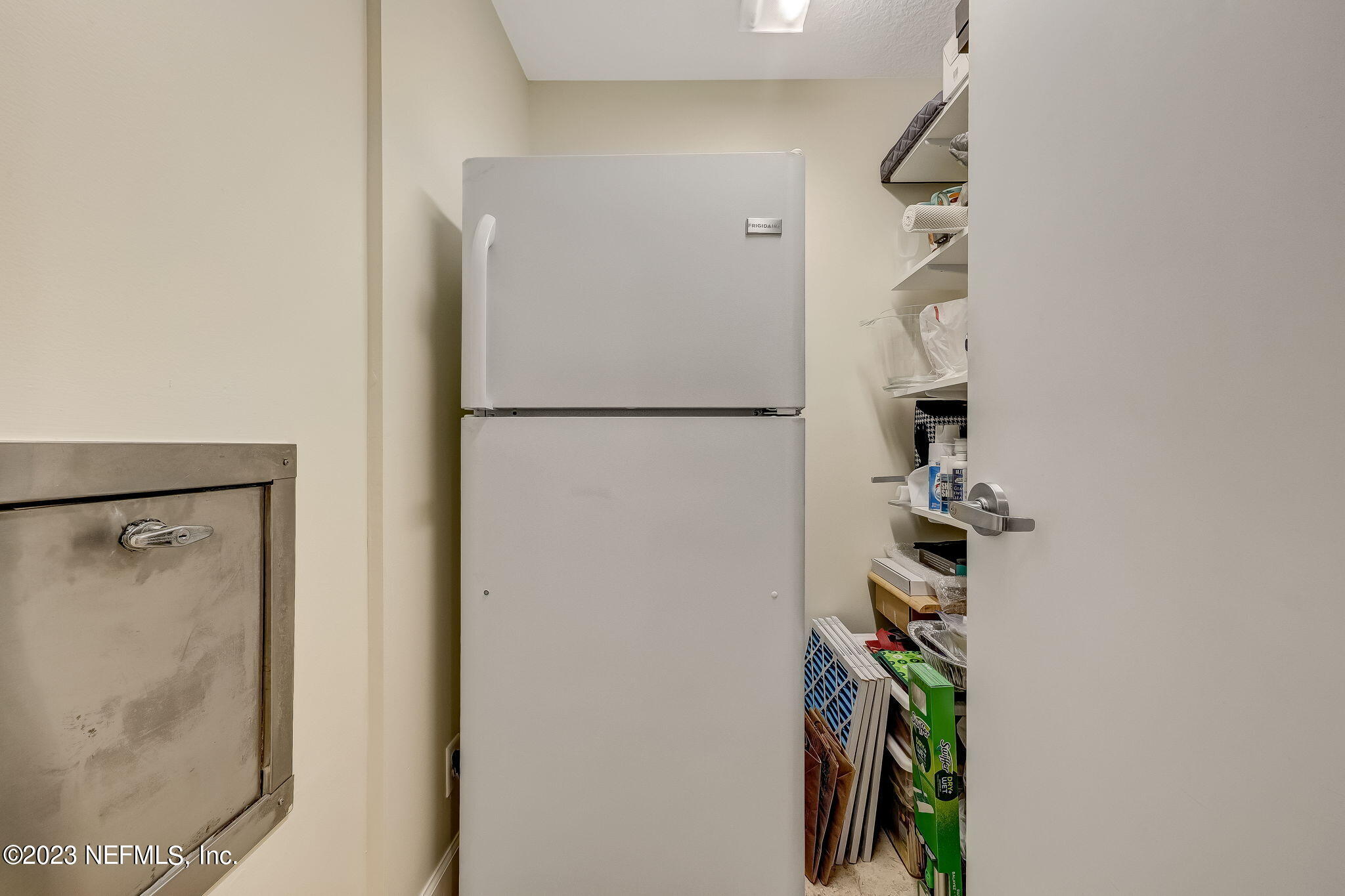 405 1ST Street S, 211