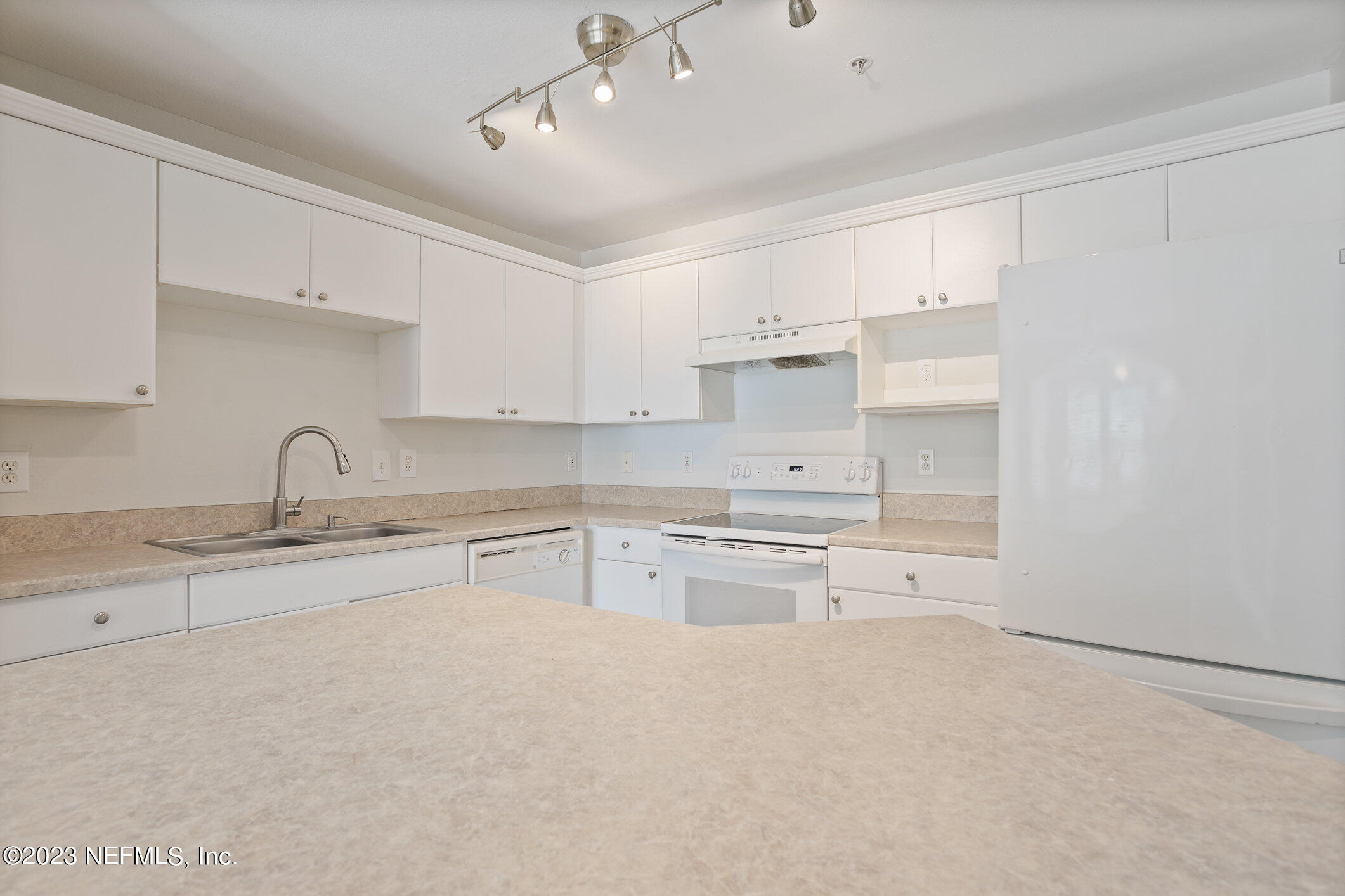 3591 KERNAN Boulevard S, 609