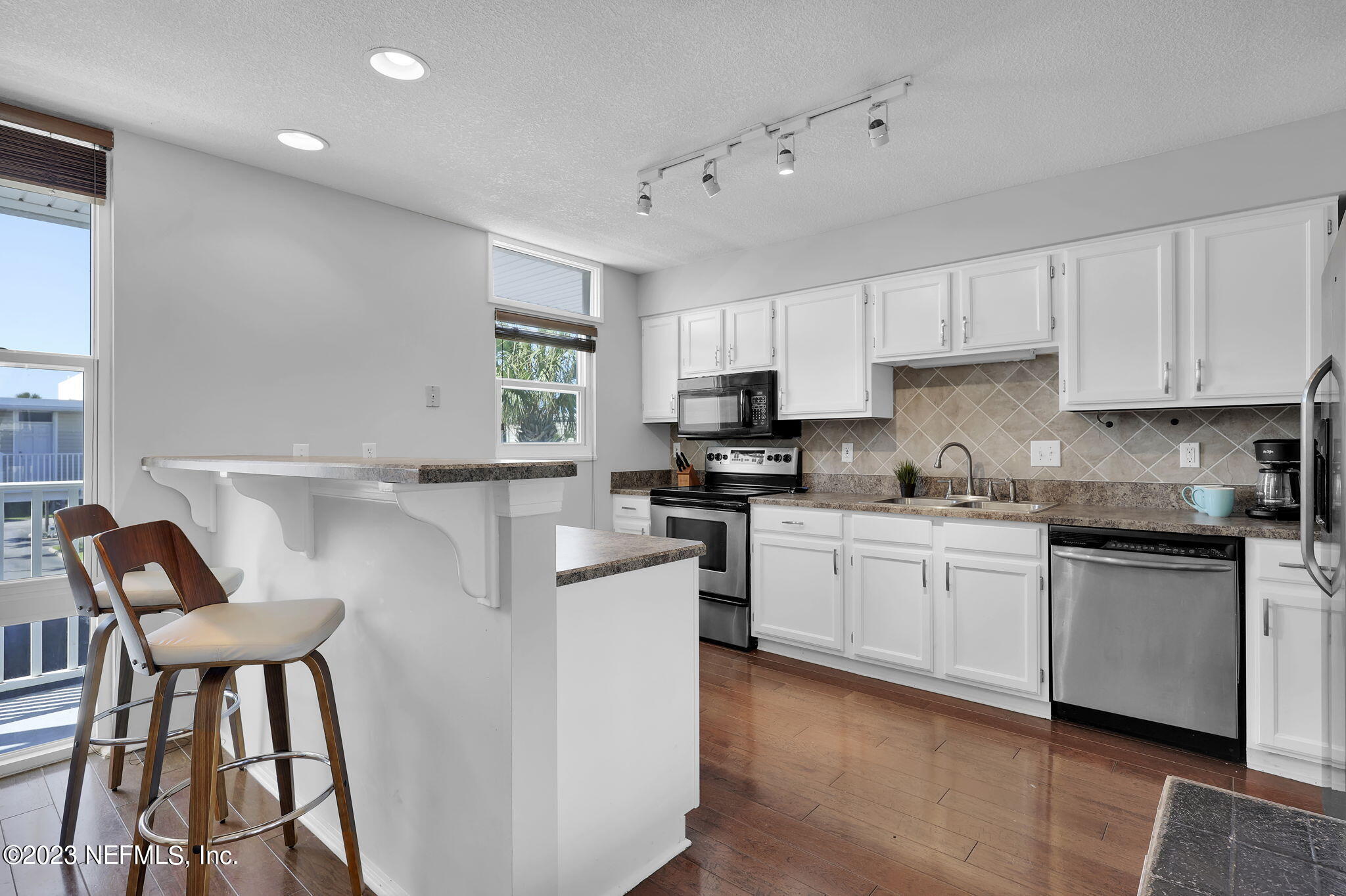 901 OCEAN Boulevard, 33