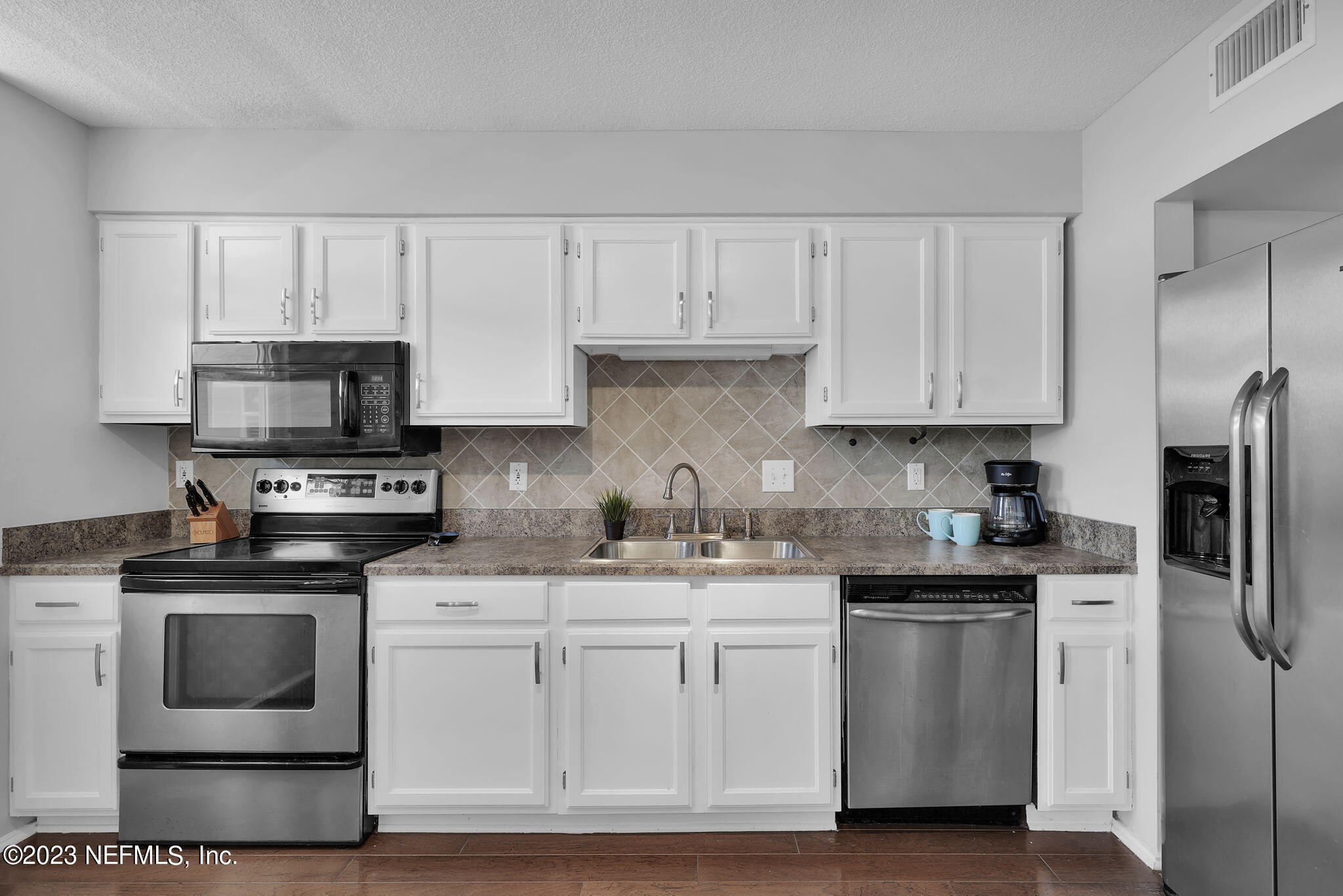 901 OCEAN Boulevard, 33