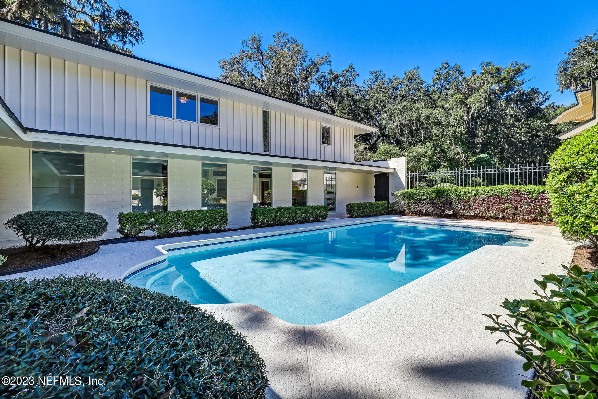 2681 HOLLY POINT Road E