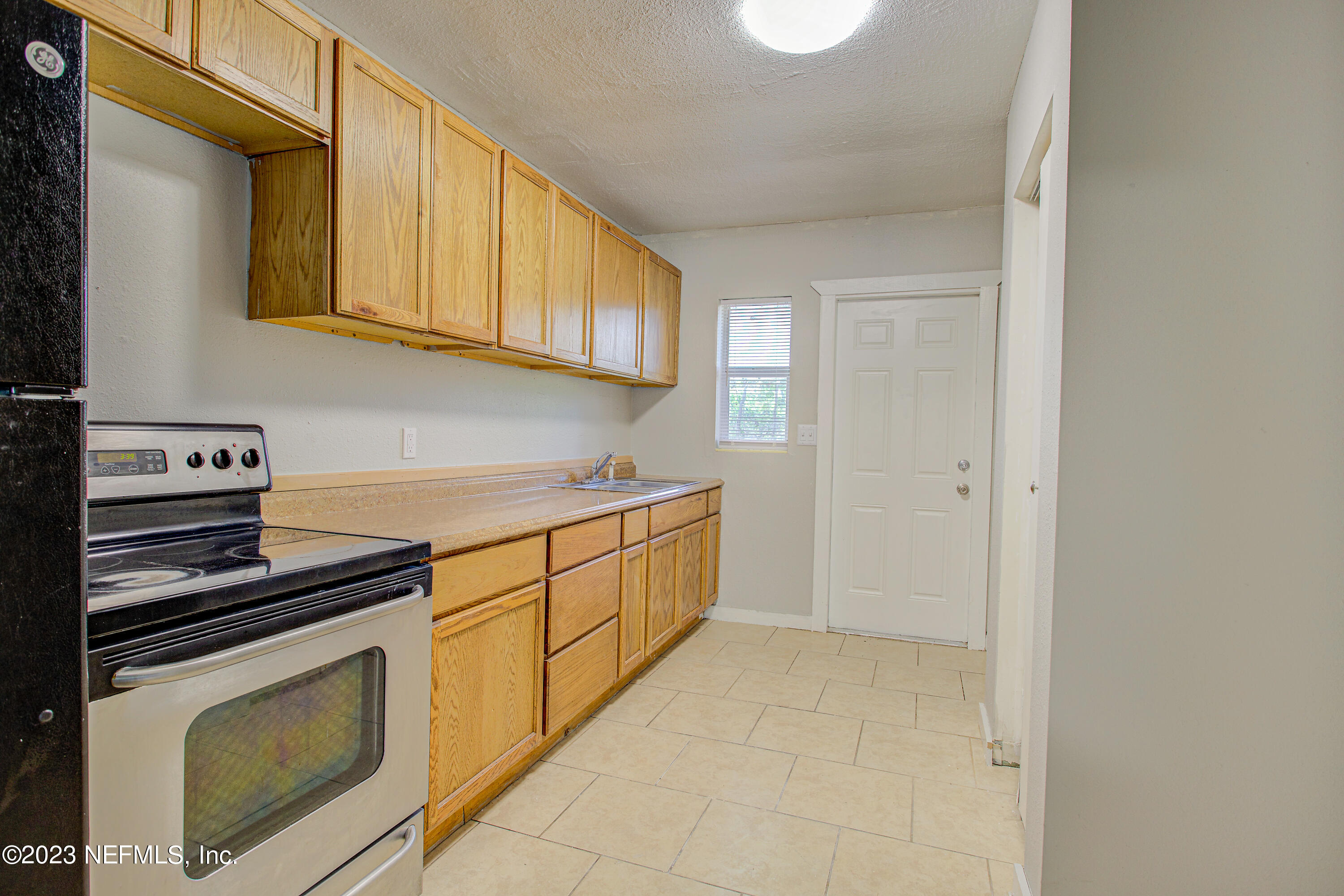 1052 MAYNARD Street, 1052