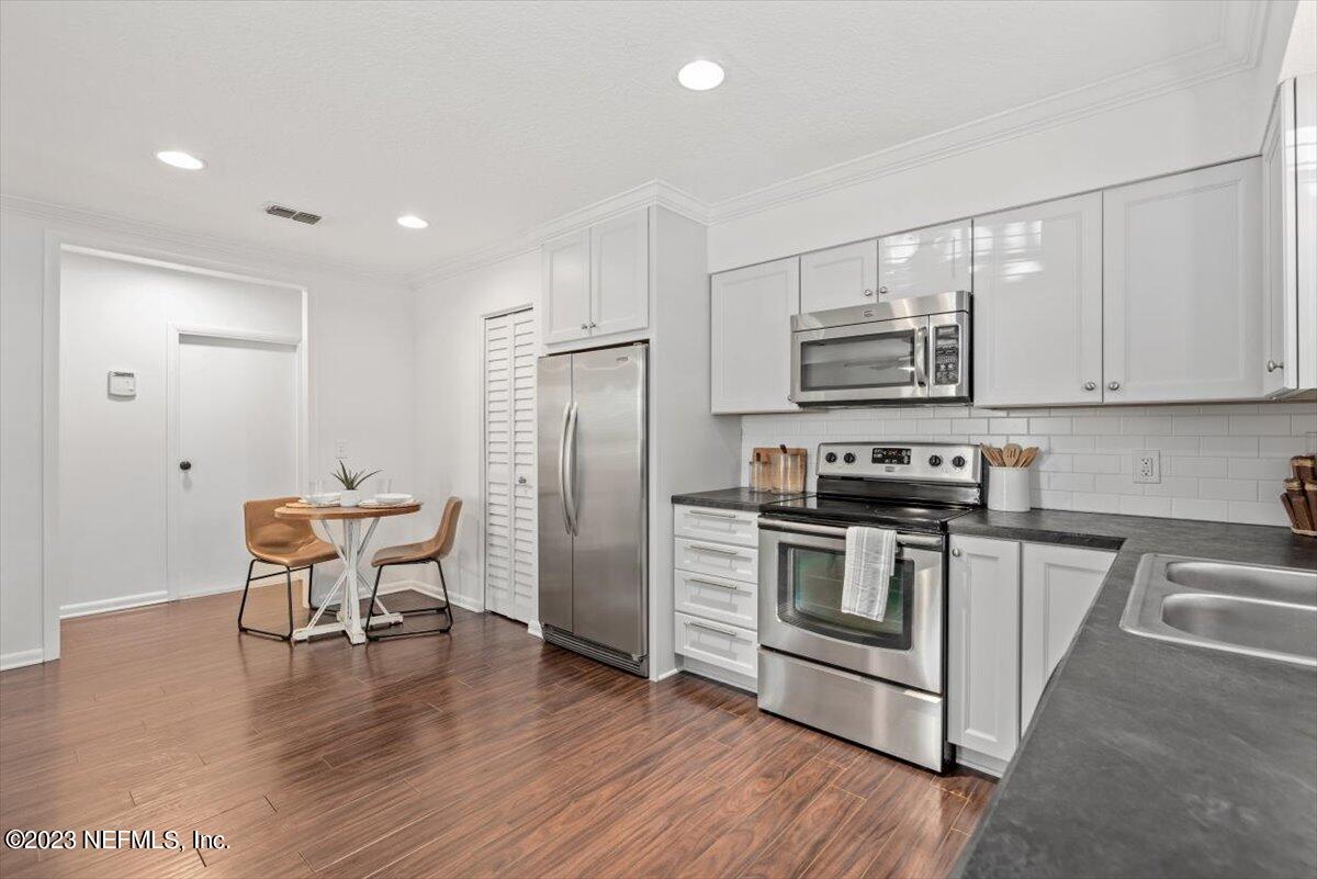 910 16TH Street N