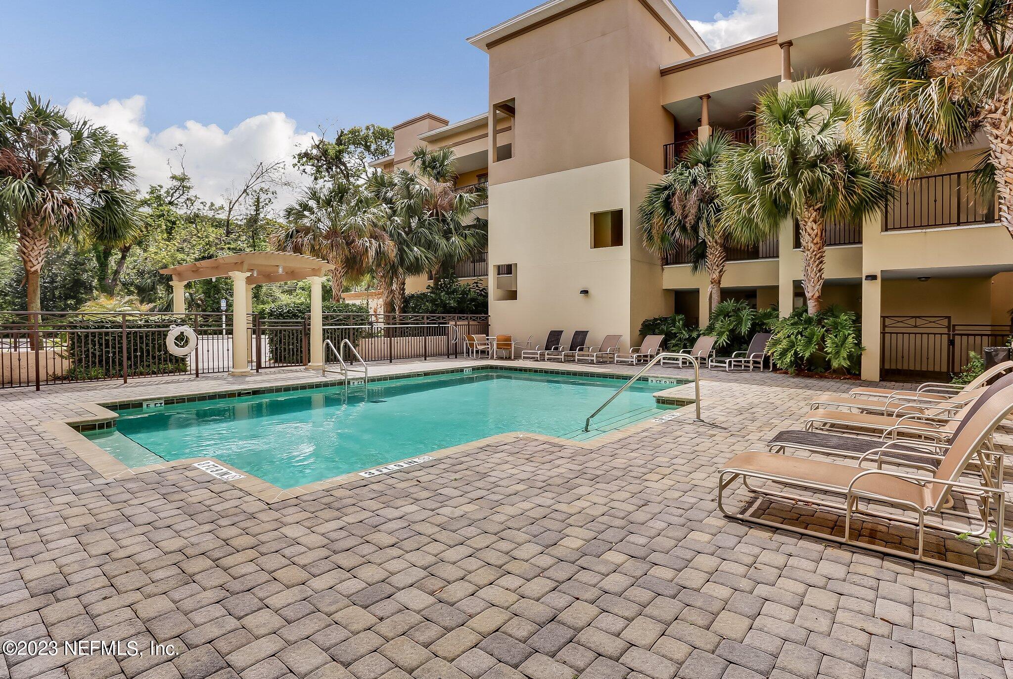 2515/2516 BOXWOOD Lane