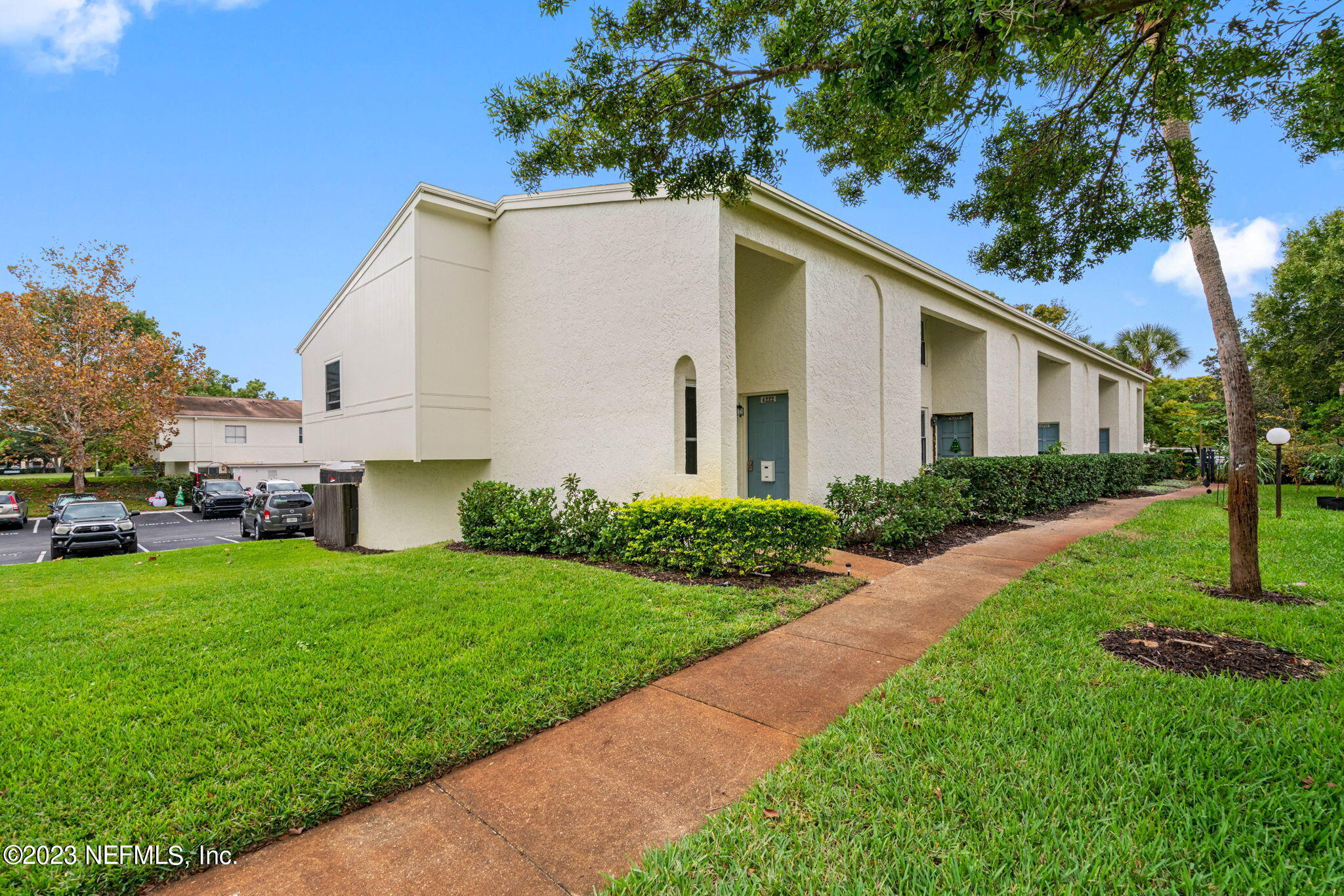 4222 LA PALMA Court
