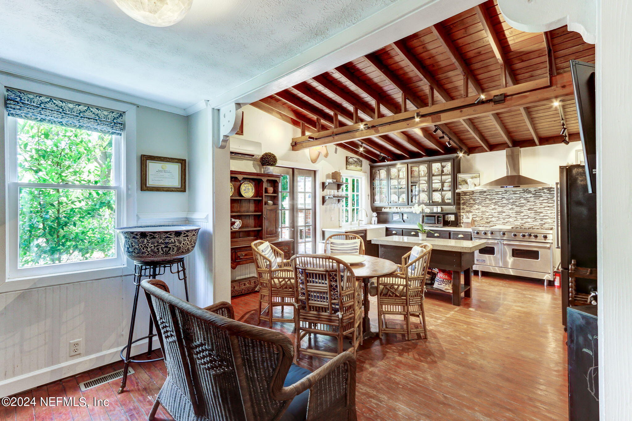 214 S 7TH Street