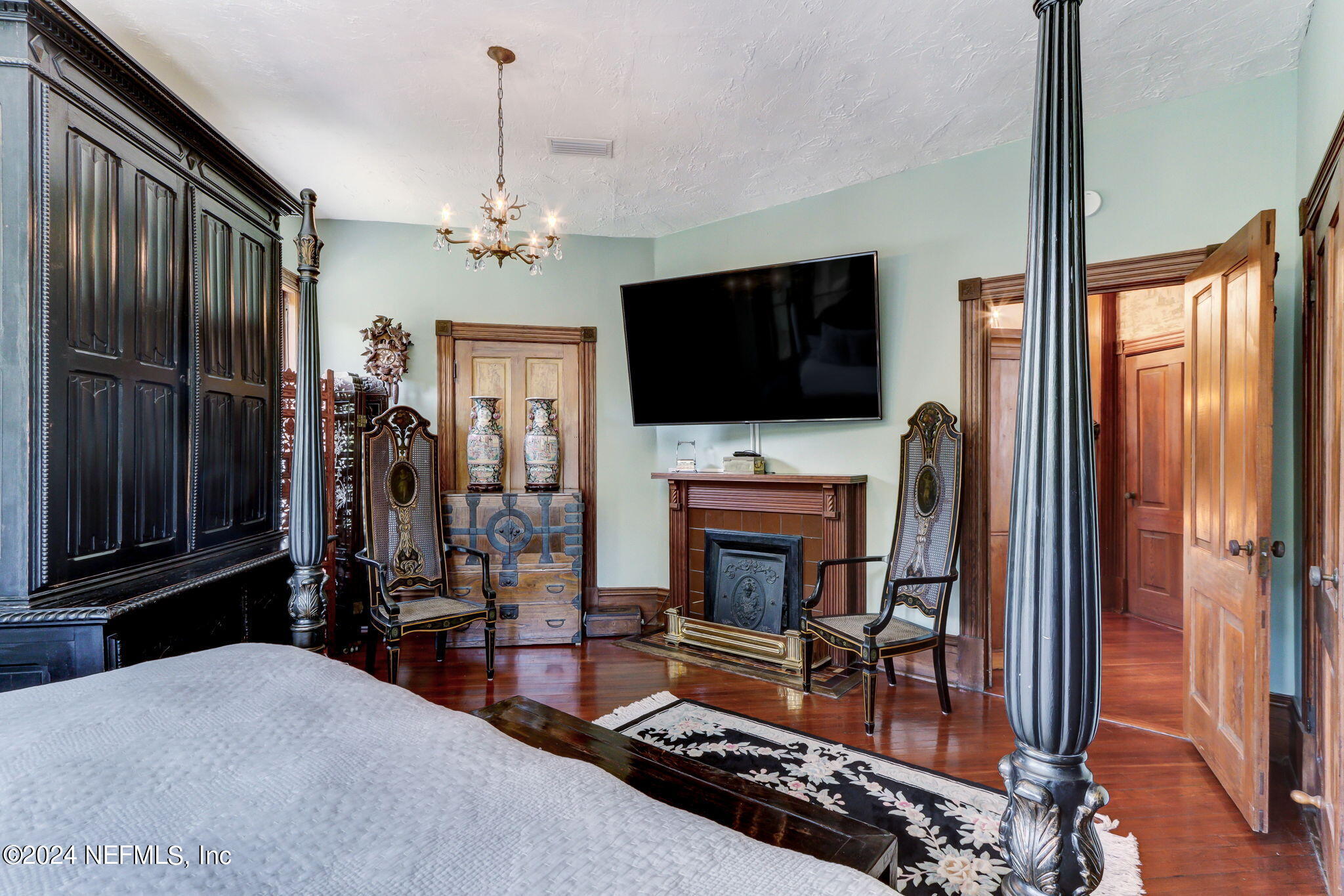 214 S 7TH Street