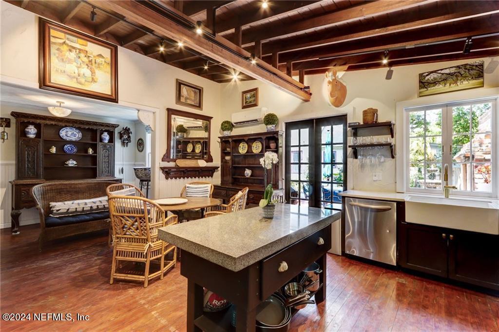 214 S 7TH Street
