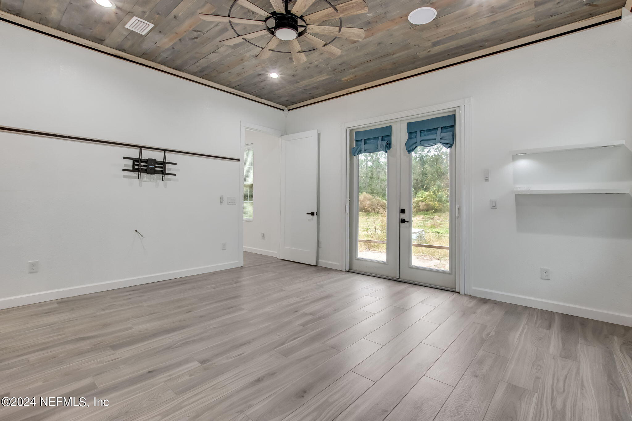 574 W RIVER Road