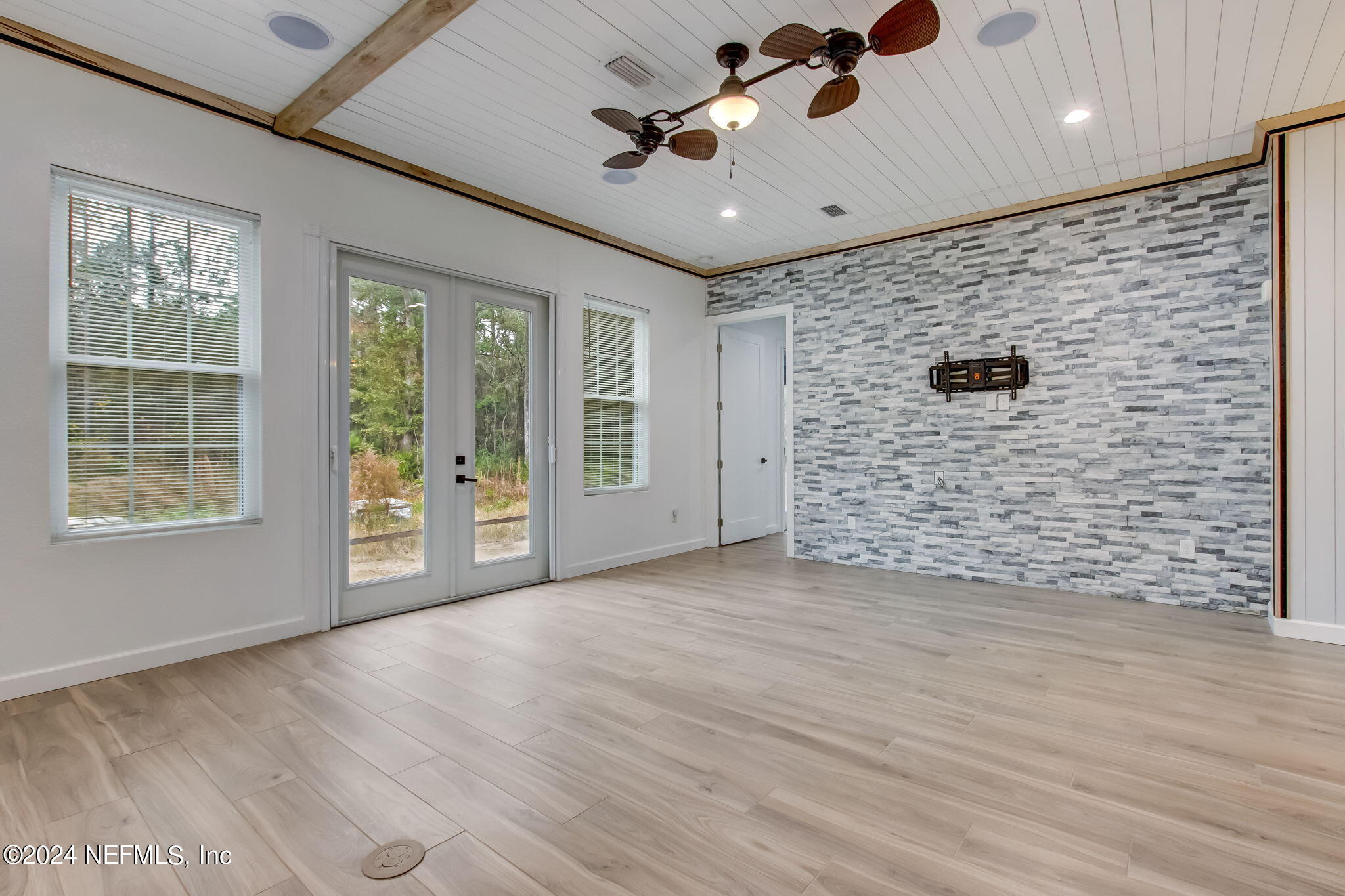 574 W RIVER Road