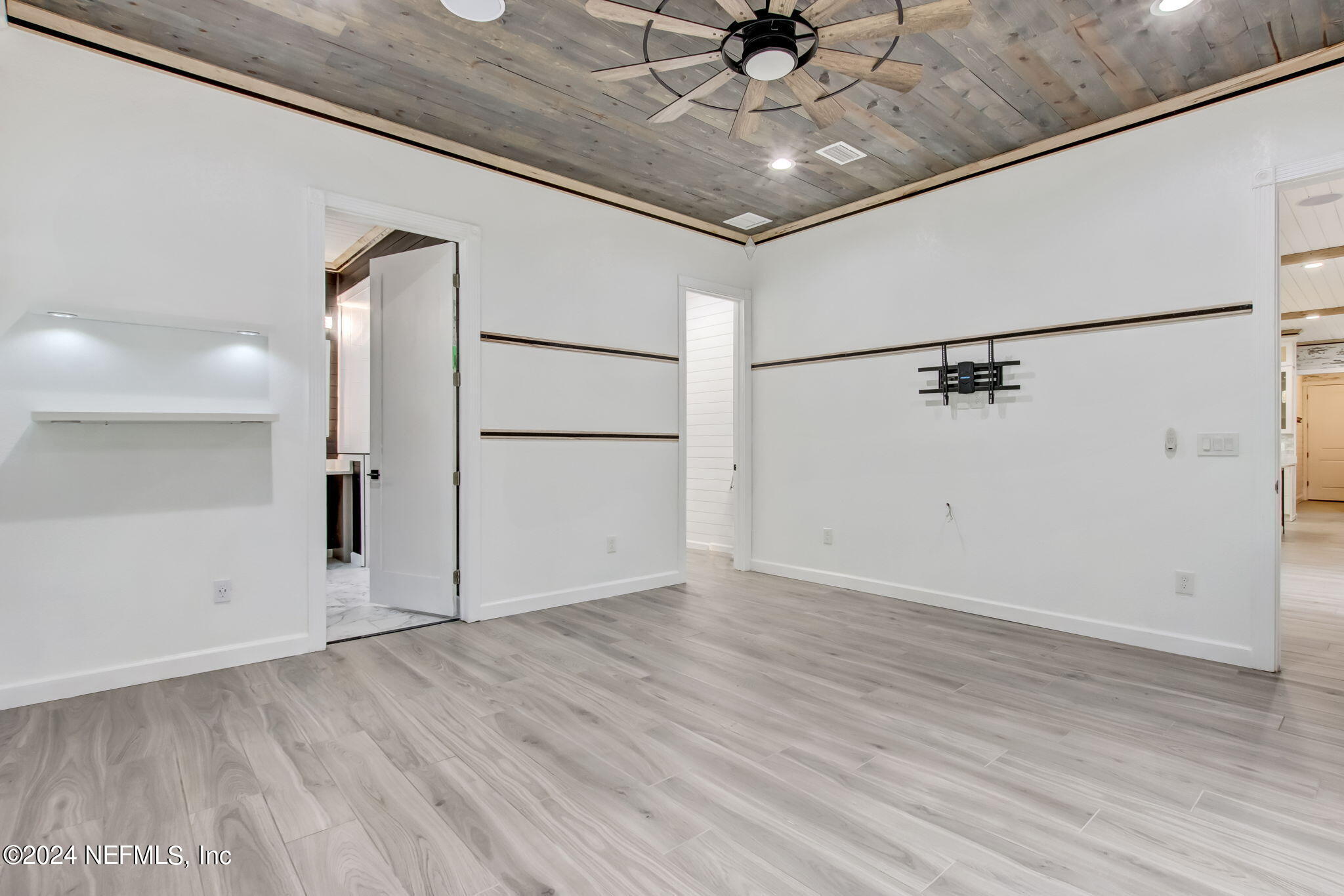 574 W RIVER Road