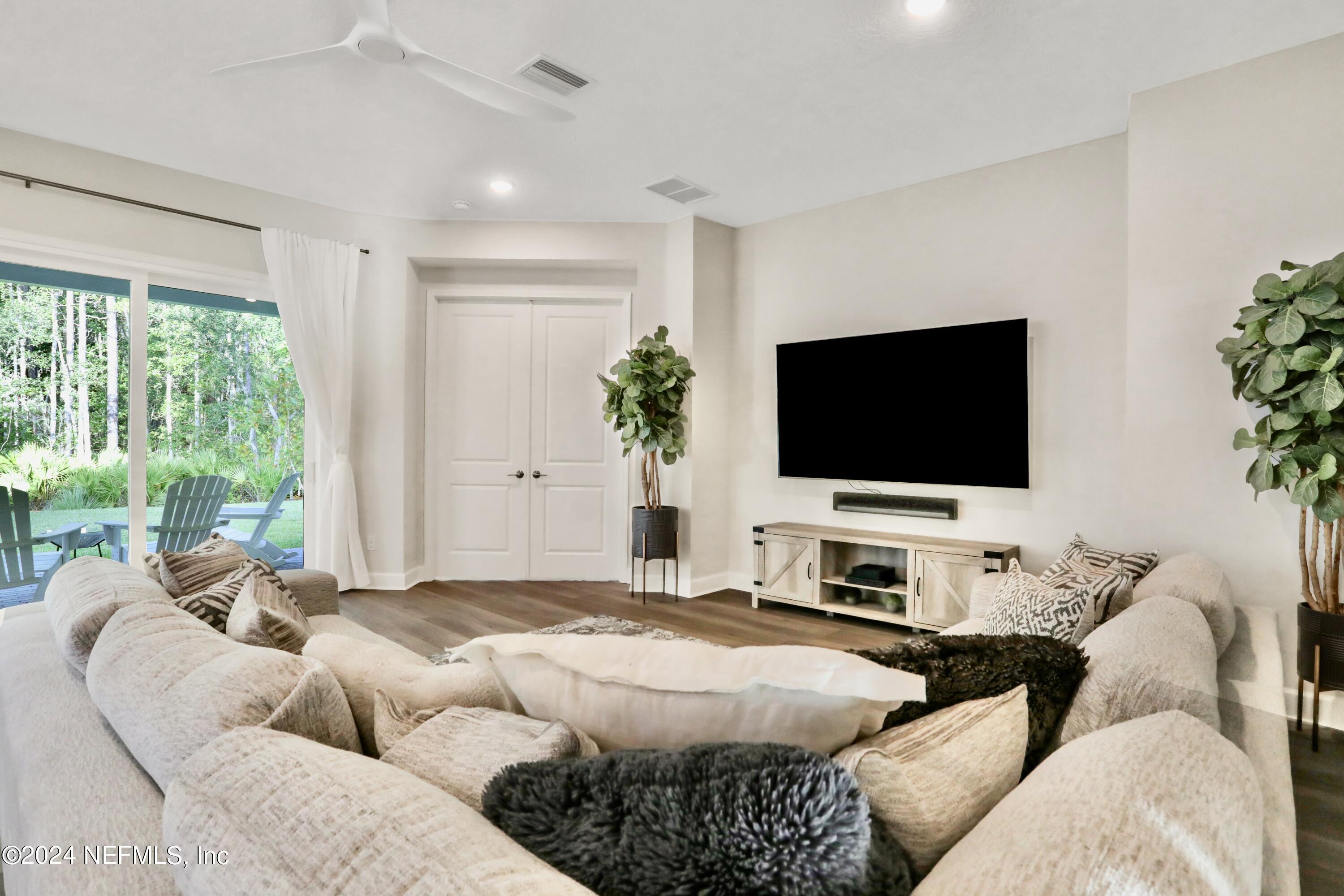 279 PALM CREST Drive