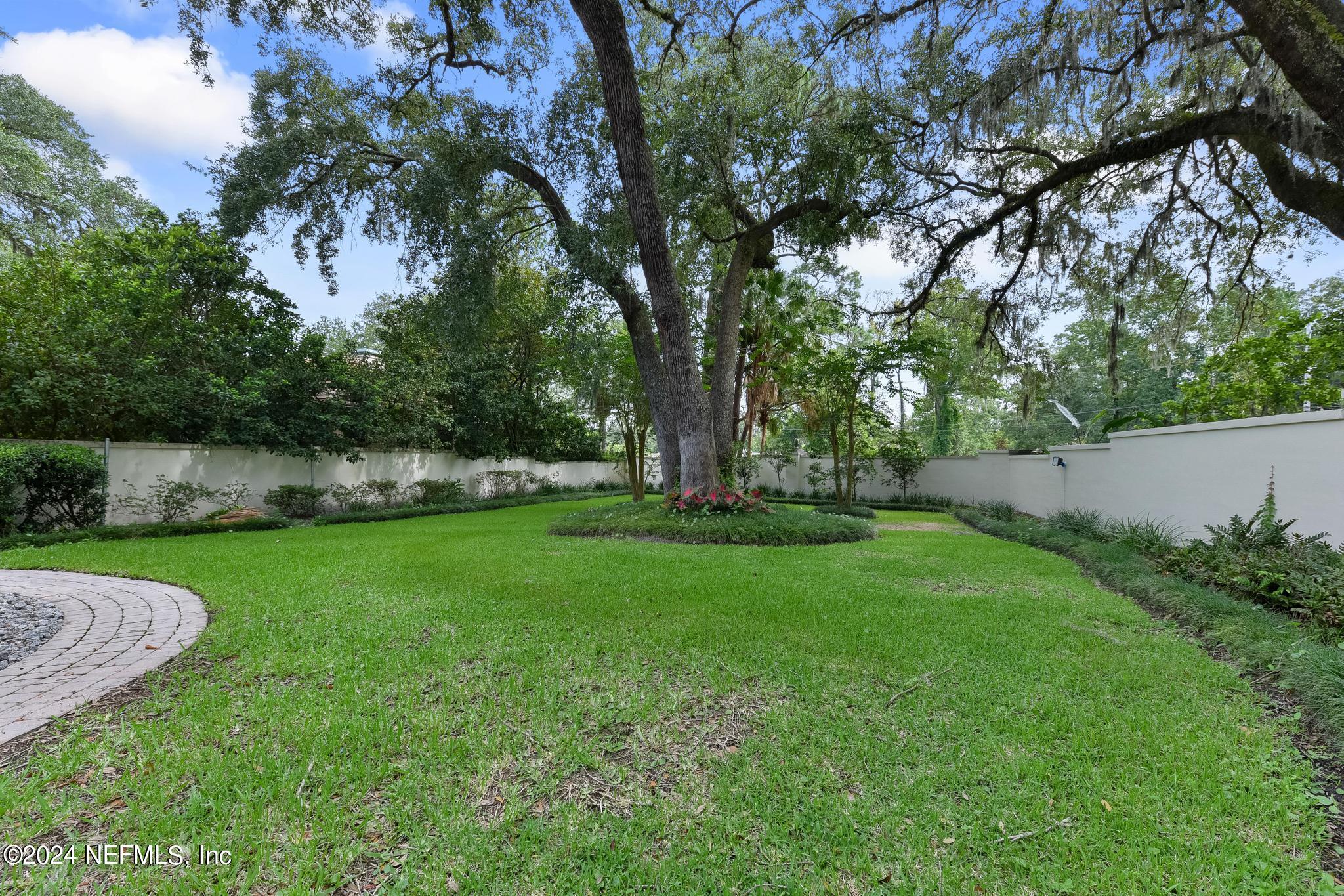 6823 LINFORD Lane