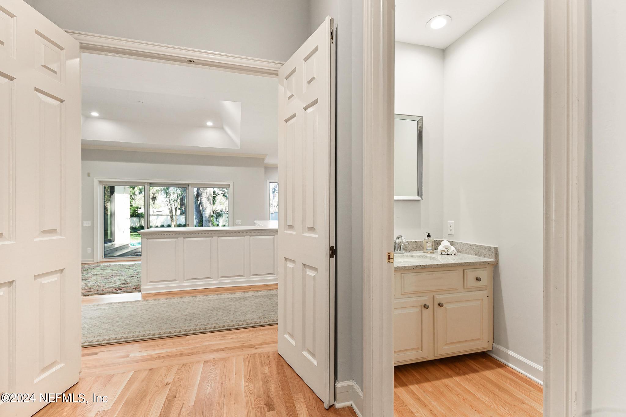 6823 LINFORD Lane