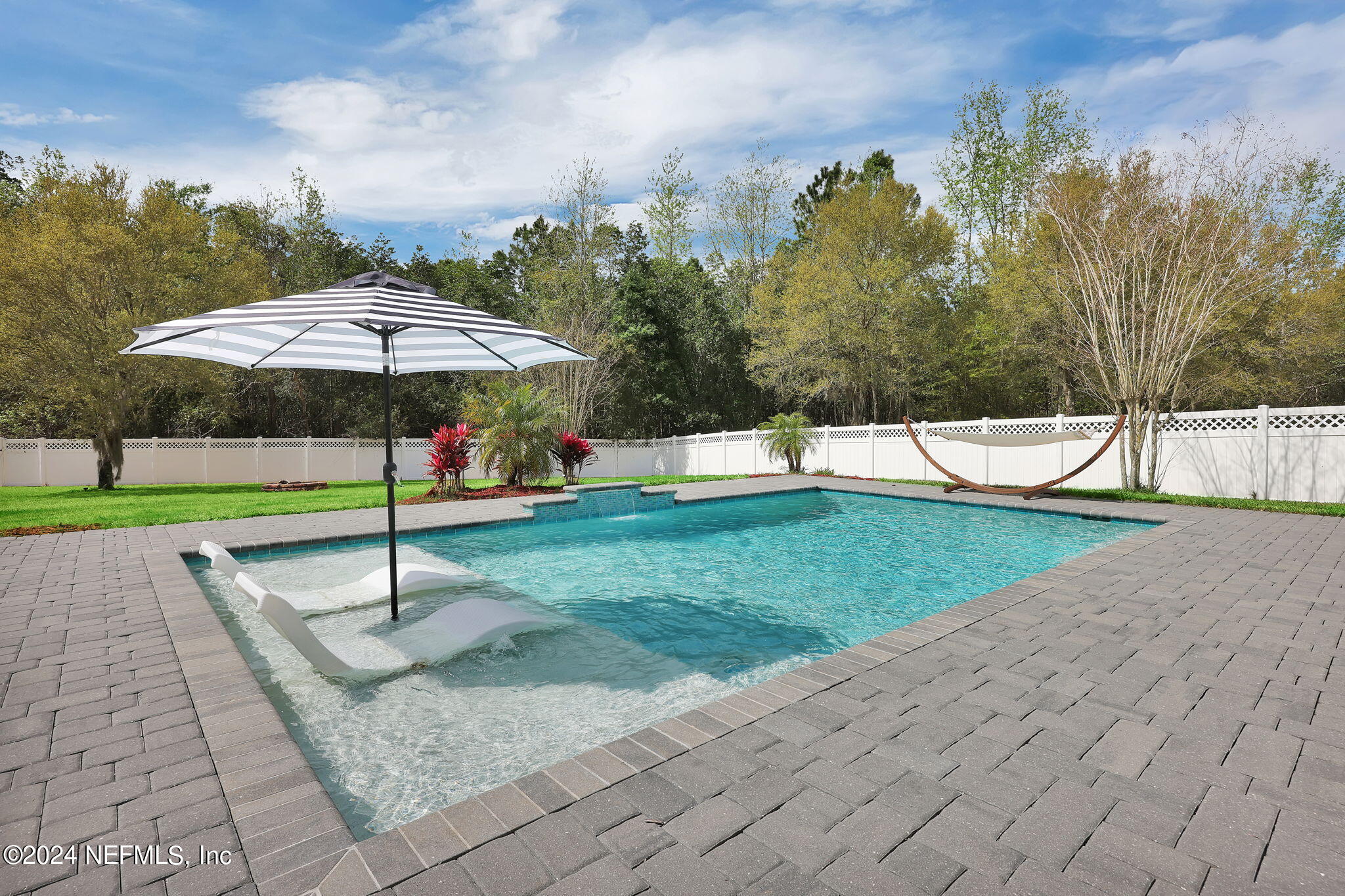 137 CRESTHAVEN Place