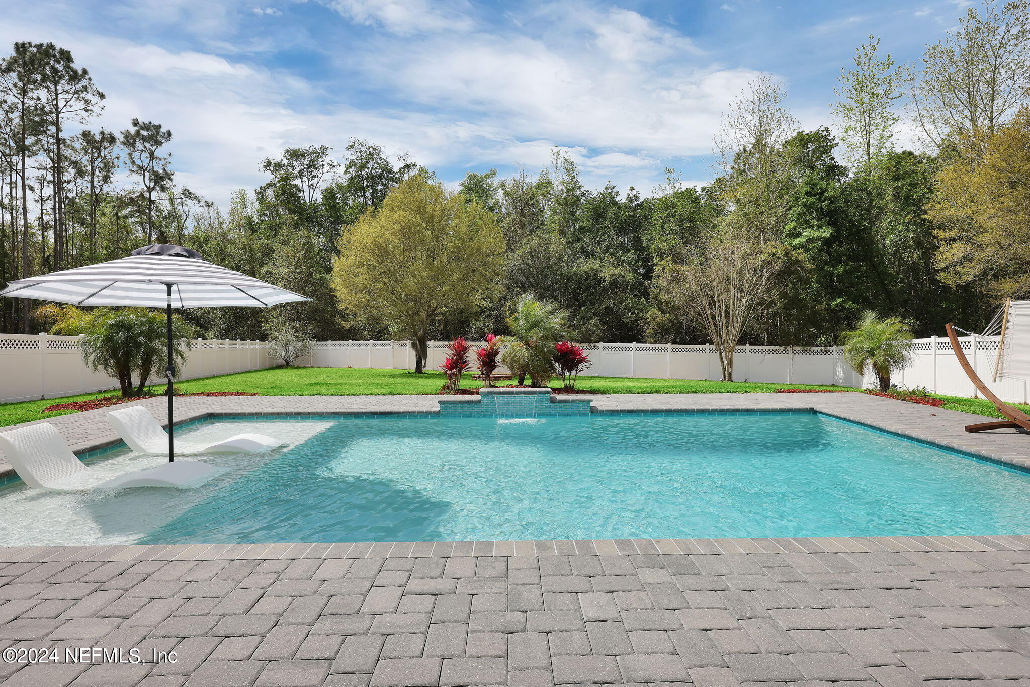 137 CRESTHAVEN Place