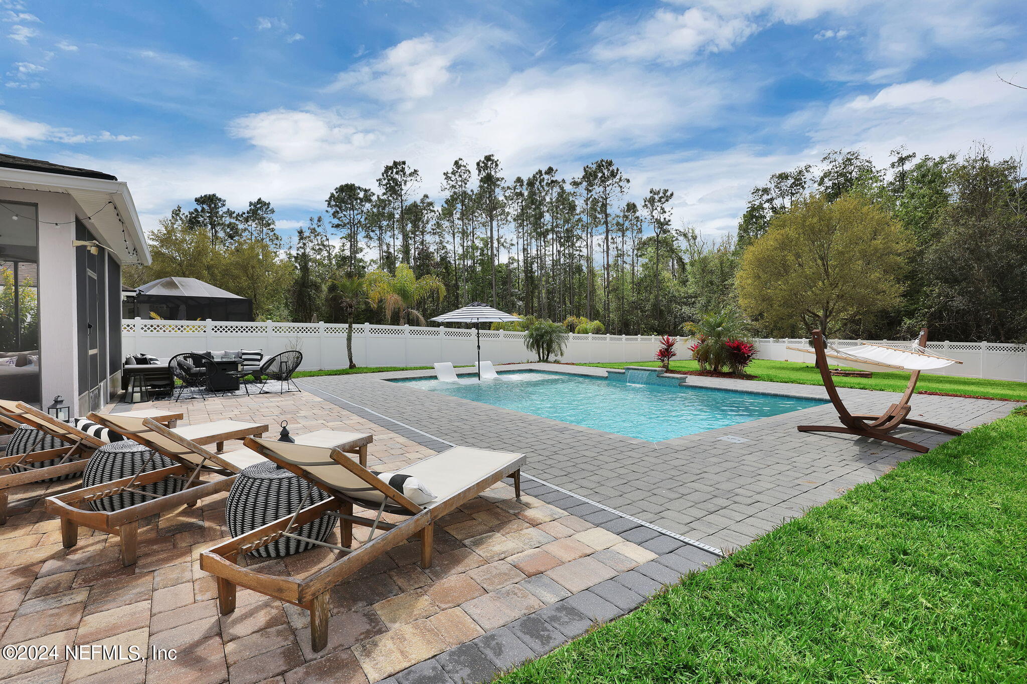 137 CRESTHAVEN Place