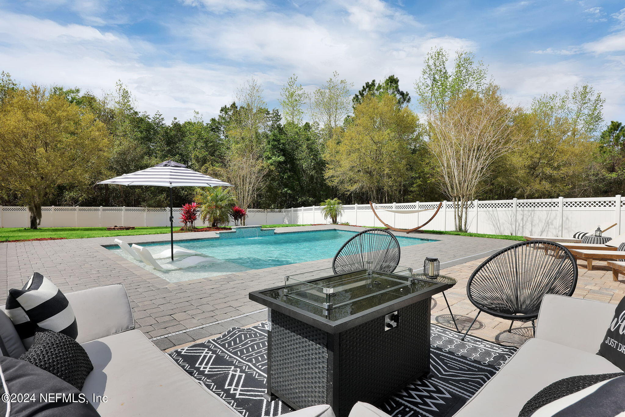 137 CRESTHAVEN Place