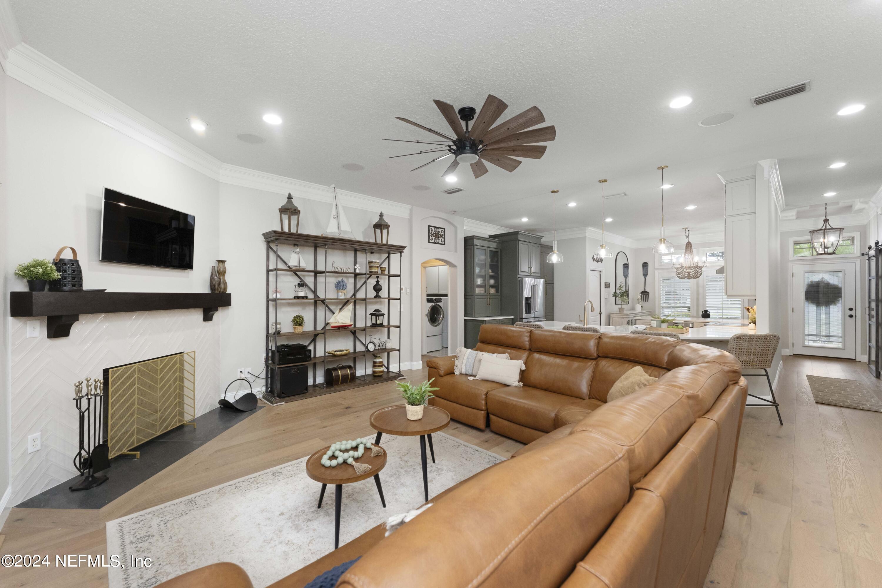 1025 HANOVER Lane