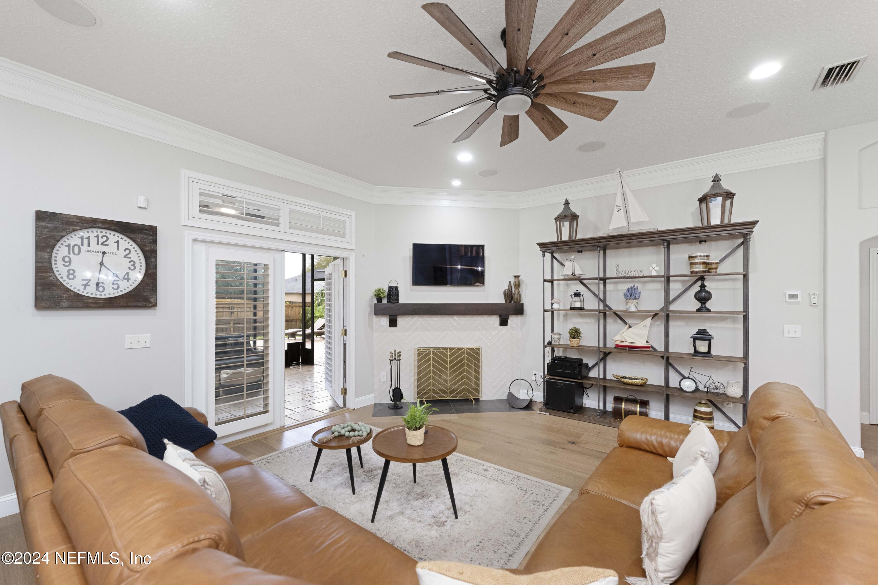 1025 HANOVER Lane