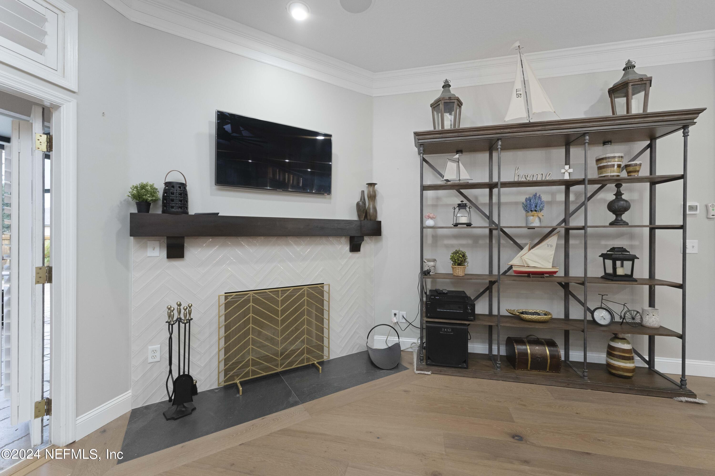 1025 HANOVER Lane