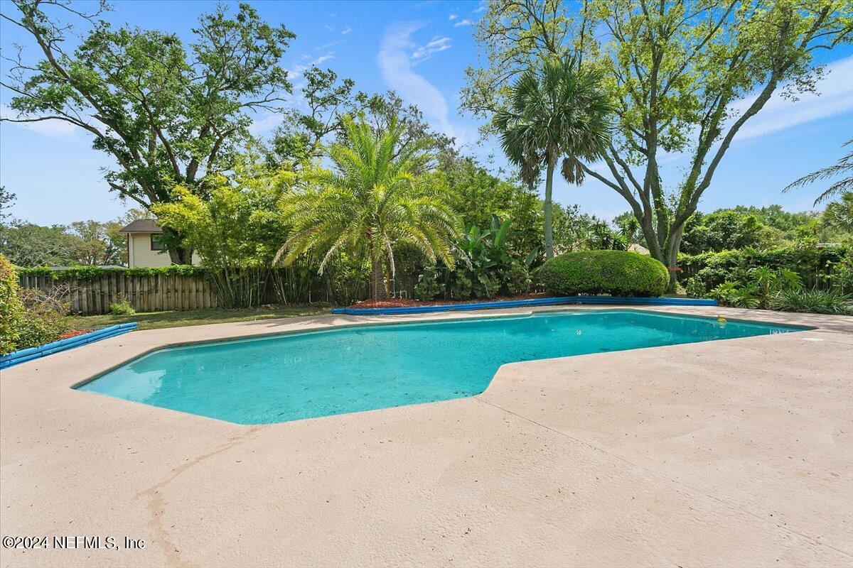 305 EDINBURGH Lane