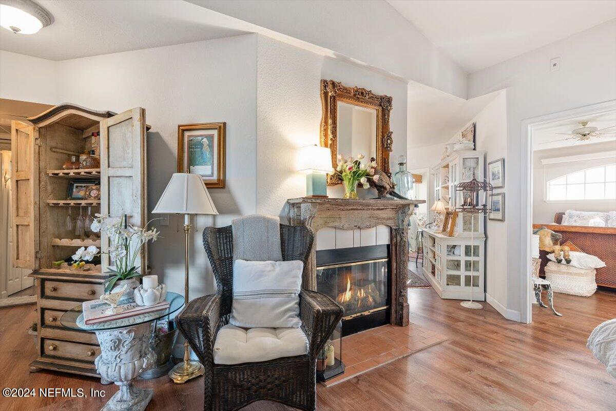 1701 THE GREENS Way, 1631