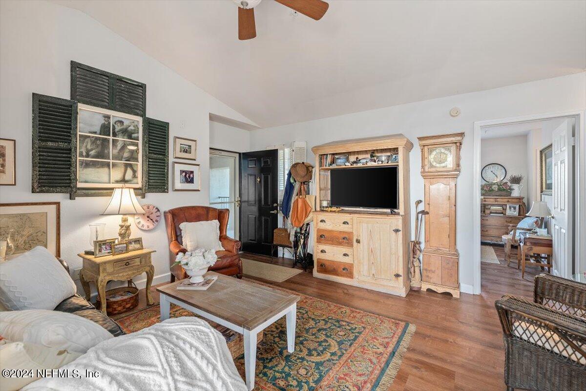 1701 THE GREENS Way, 1631