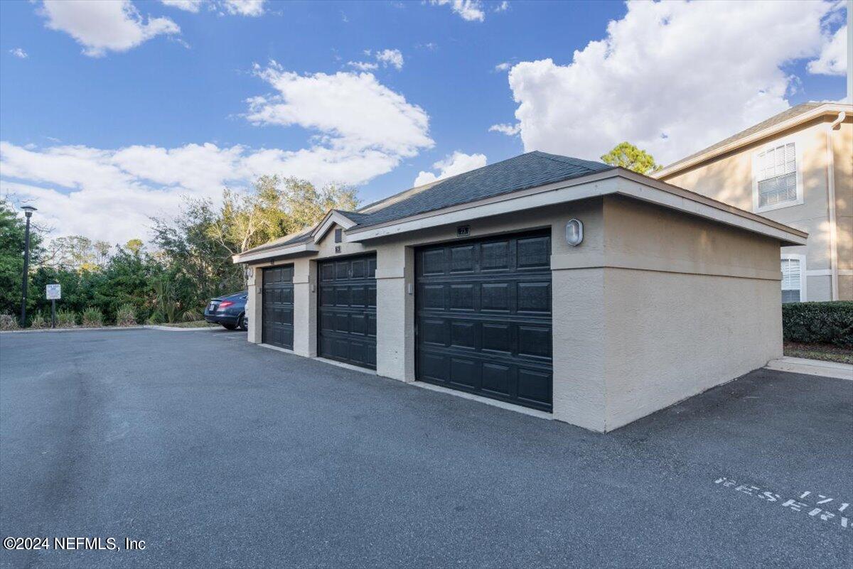 1701 THE GREENS Way, 1631