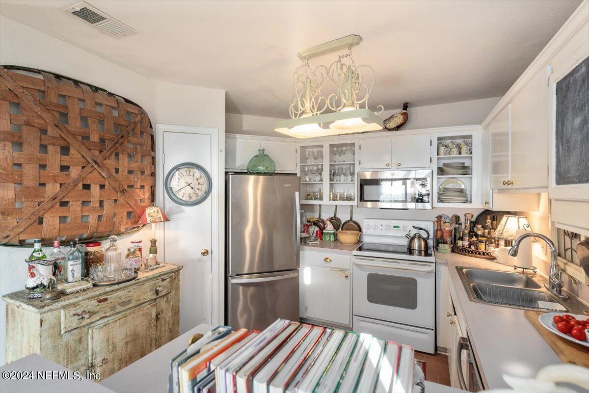1701 THE GREENS Way, 1631