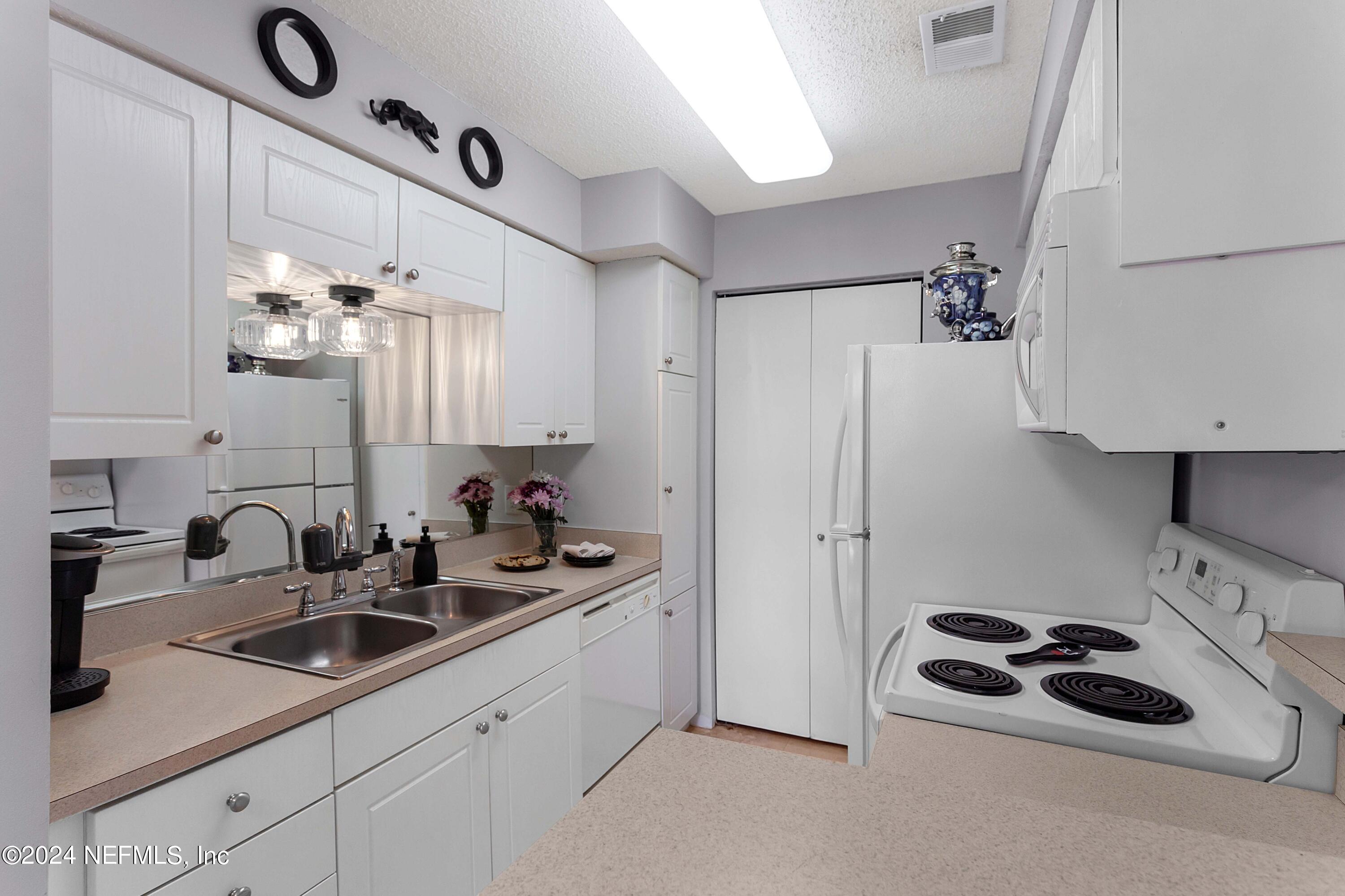 10200 BELLE RIVE Boulevard, 198