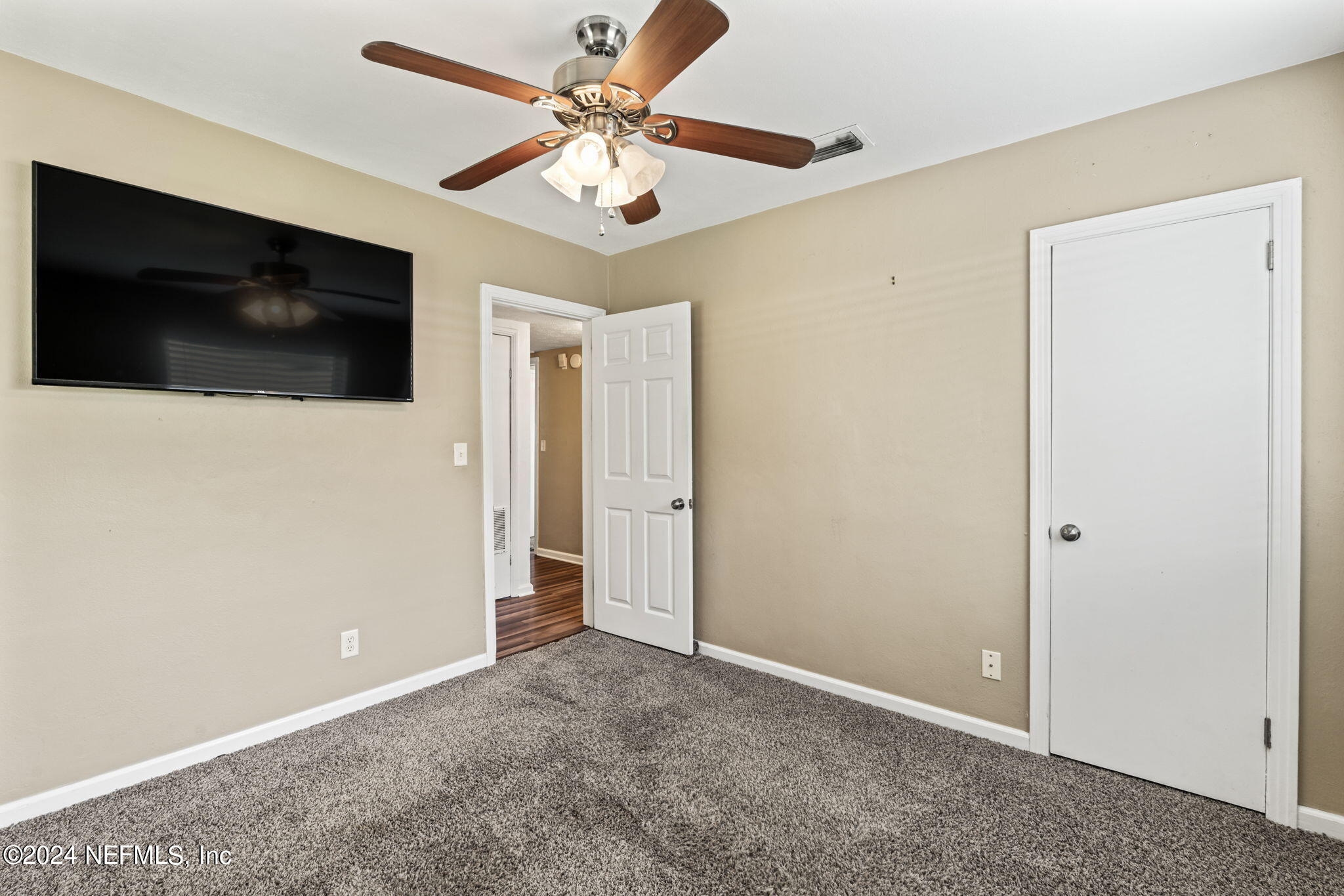 5260 HOLLYCREST Drive