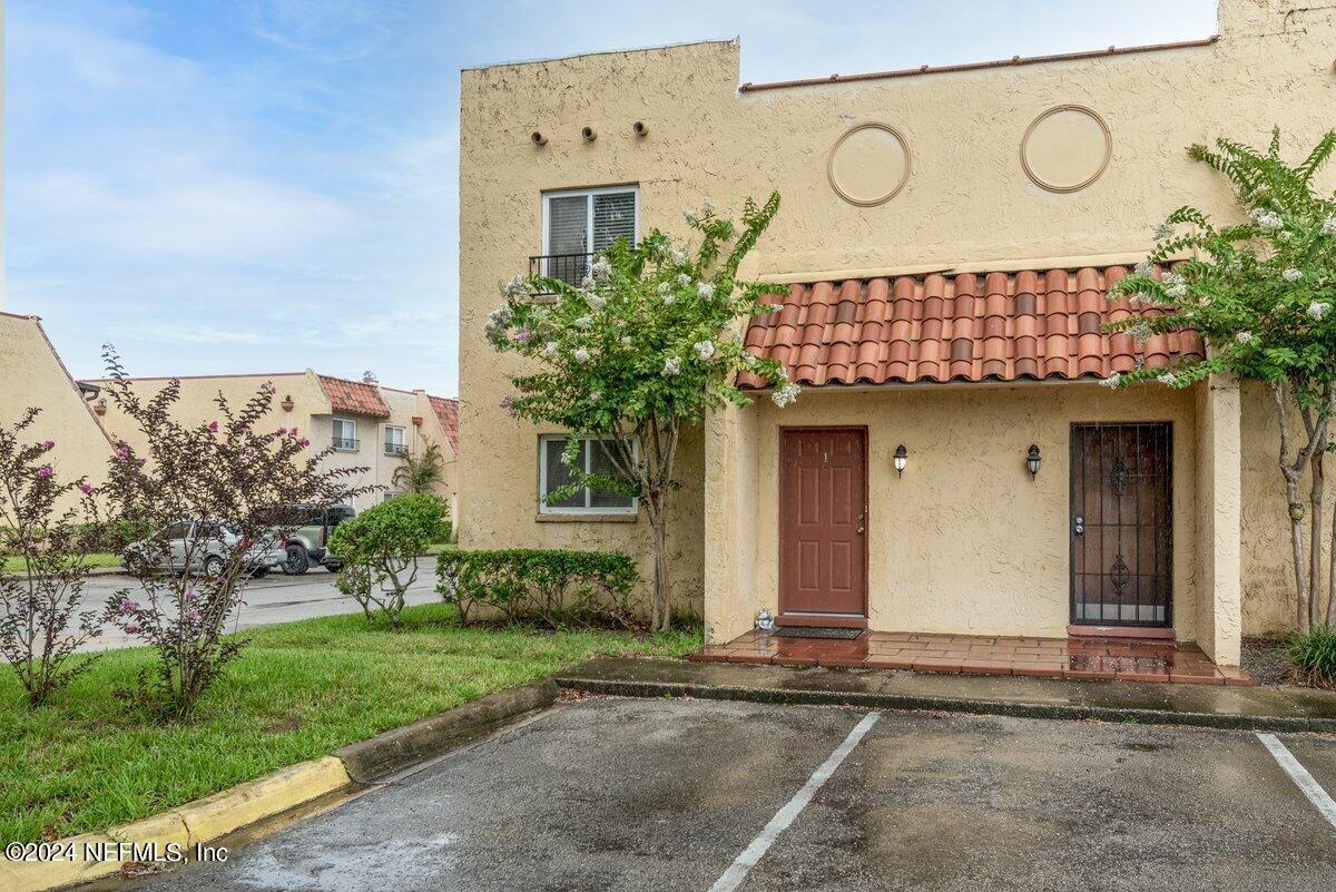 6616 LA MIRADA Drive E, 1