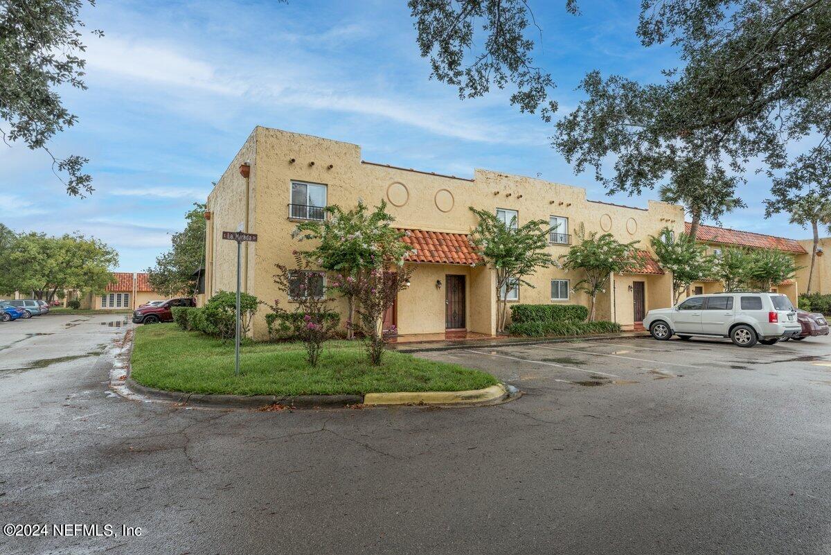 6616 LA MIRADA Drive E, 1