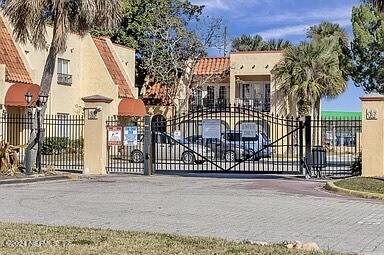 6616 LA MIRADA Drive E, 1