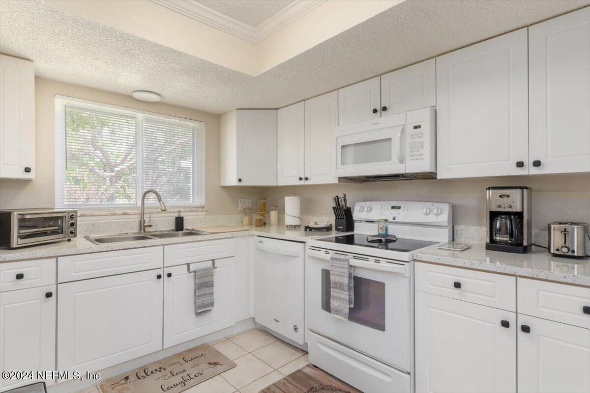 6616 LA MIRADA Drive E, 1