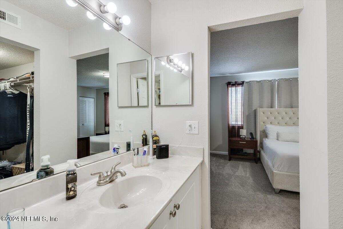 6616 LA MIRADA Drive E, 1