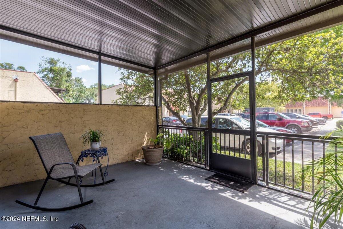 6616 LA MIRADA Drive E, 1