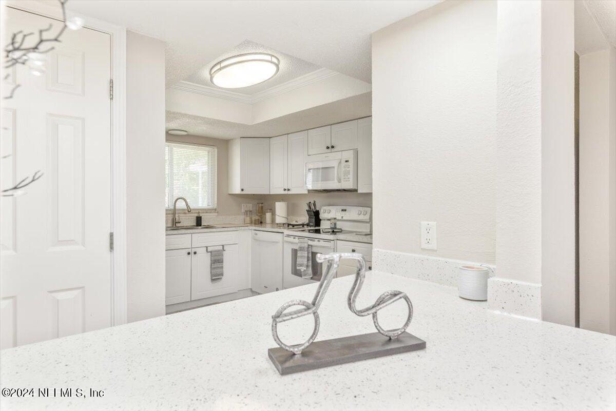 6616 LA MIRADA Drive E, 1