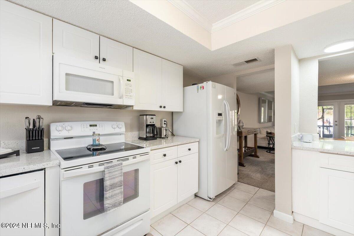 6616 LA MIRADA Drive E, 1