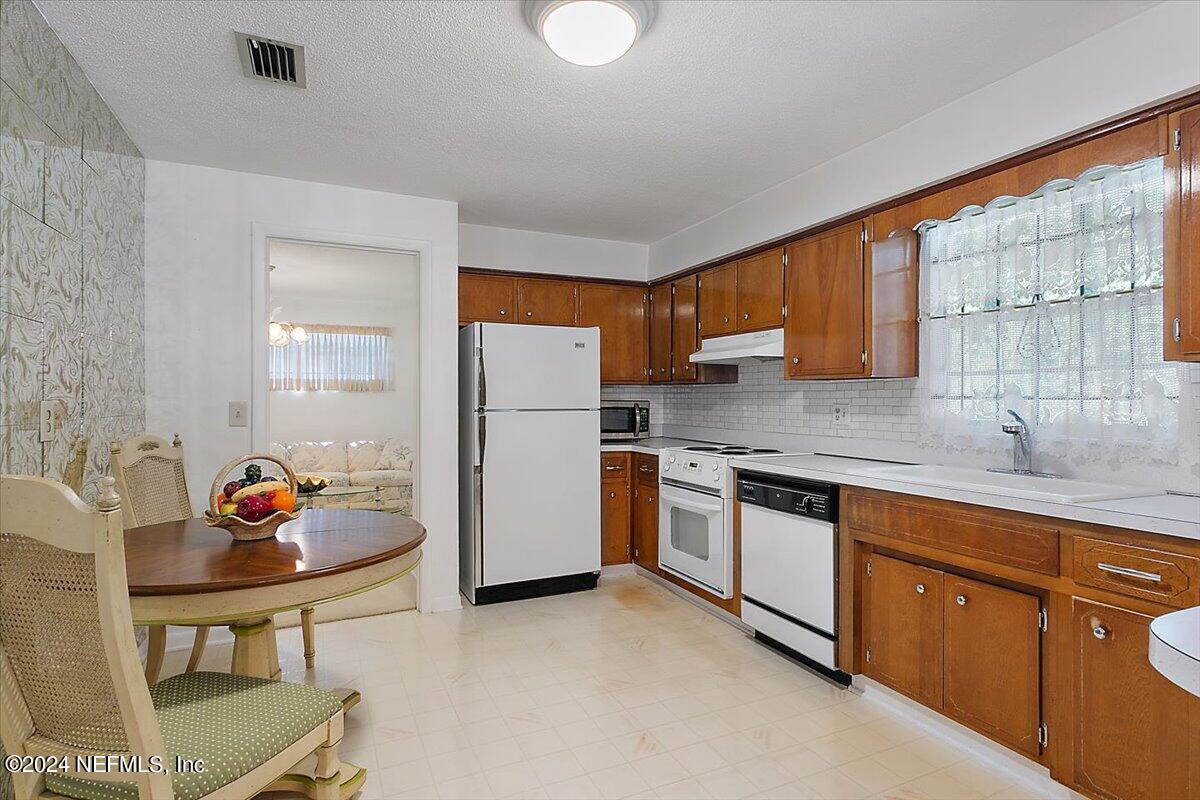 1178 KNOLL DR Drive W