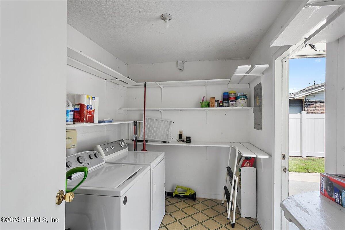 1178 KNOLL DR Drive W