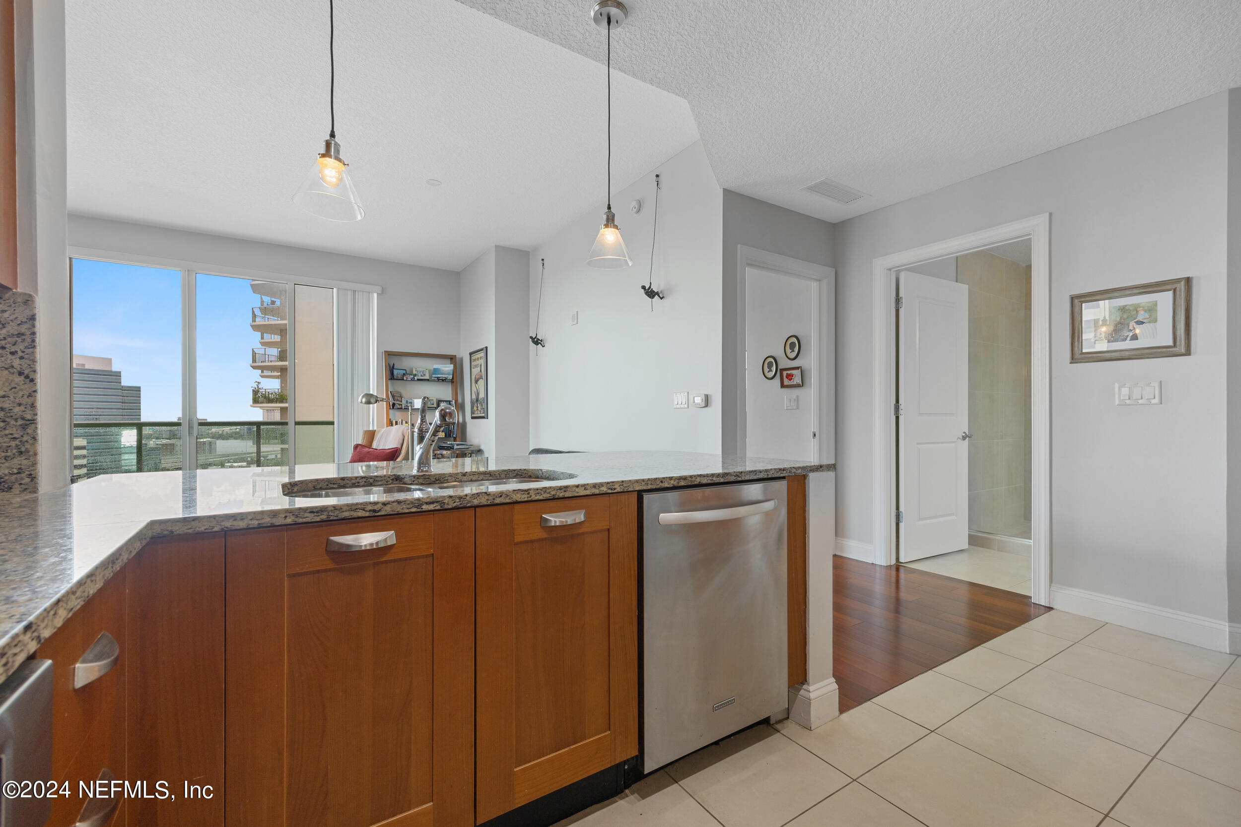 1431 RIVERPLACE Boulevard, 1701