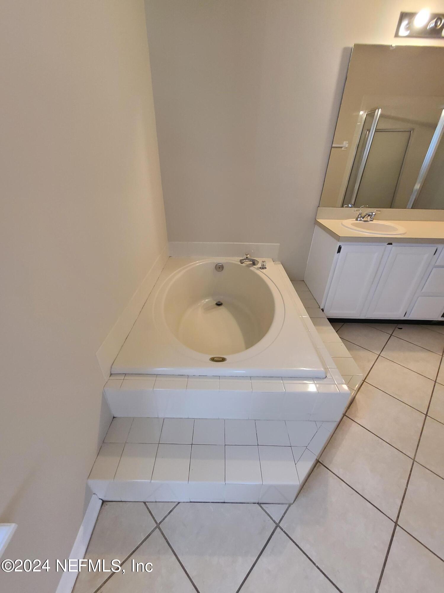 2106 HOVINGTON Circle W